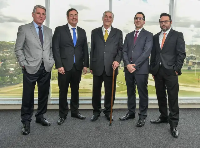 Retrato profissional de executivos em escritório