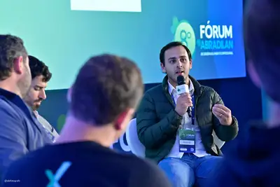 Palestrante em apresentação no palco de fórum corporativo